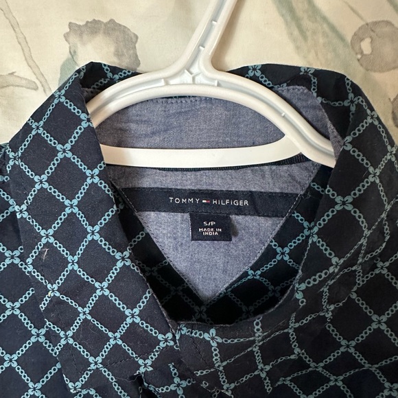 Tommy Hilfiger button up women’s blouse, size small. - Picture 4 of 5